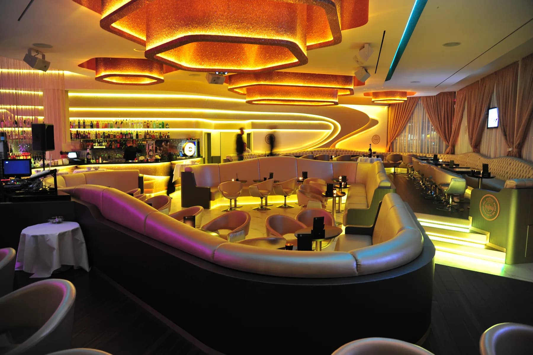 MIO Berlin bar & lounge with comfortable seating groups beneath the TV Tower