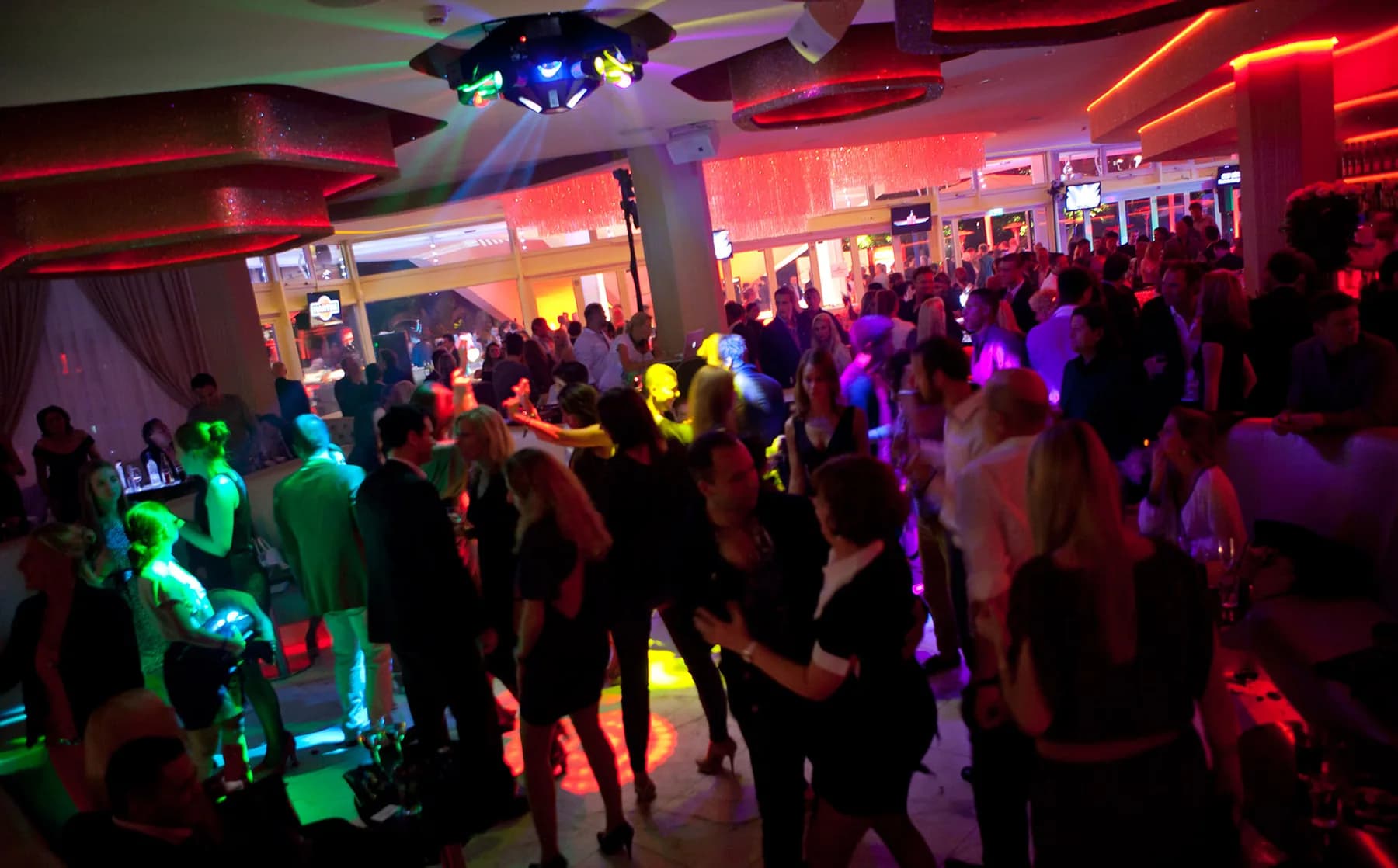 Guests on the dance floor at MIO Berlin at Alexanderplatz